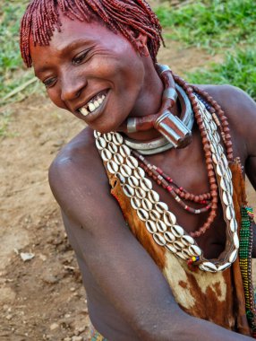 Turmi, Etiyopya - 13 Ağustos 2025: Etiyopya yakınlarındaki Hamer kabilesindeki kadının portresi