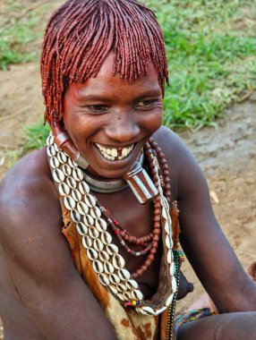 Turmi, Etiyopya - 13 Ağustos 2025: Etiyopya yakınlarındaki Hamer kabilesindeki kadının portresi