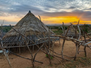 Etiyopya 'daki Turmi yakınlarındaki Hamer kabilesinde günbatımı