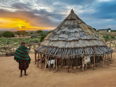 Turmi, Etiyopya - 13 Ağustos 2025: Etiyopya yakınlarındaki Hamer kabilesi köyü