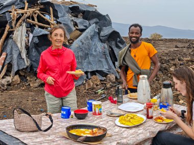Erta Ale, Etiyopya - 20 Ağustos 2025: Etiyopya 'daki Erta Ale volkanında kahvaltı hazırlayan turistler