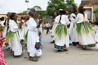 Megab, Etiyopya - 22 Ağustos 2025: Etiyopya 'daki Megab kutlamaları sırasında şarkı söyleyen bir grup kadın