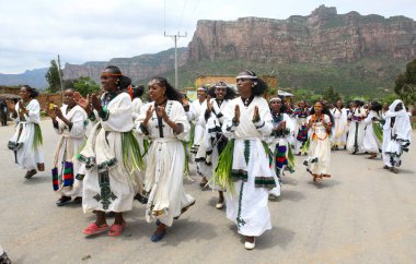 Megab, Etiyopya - 22 Ağustos 2025: Etiyopya 'daki Megab kutlamaları sırasında şarkı söyleyen bir grup kadın