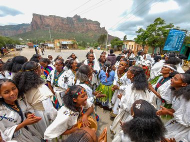Megab, Etiyopya - 22 Ağustos 2025: Etiyopya 'daki Megab kutlamaları sırasında şarkı söyleyen bir grup kadın