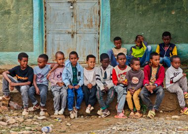 Megab, Etiyopya - 22 Ağustos 2025: Etiyopya 'daki Megab' da bir grup çocuk