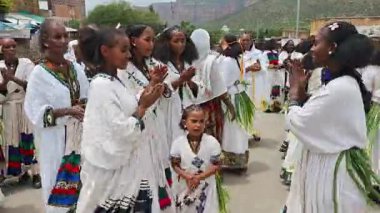 Megab, Etiyopya - 22 Ağustos 2025: Etiyopya 'daki Megab kutlamaları sırasında şarkı söyleyen bir grup kadın