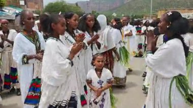 Megab, Etiyopya - 22 Ağustos 2025: Etiyopya 'daki Megab kutlamaları sırasında şarkı söyleyen bir grup kadın