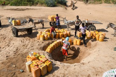 Turmi, Etiyopya - 14 Ağustos 2025: insanlar Etiyopya 'daki Turmi' de bir hendekten su çekiyorlar