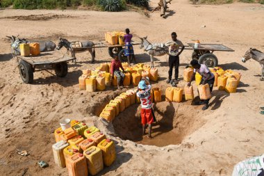 Turmi, Etiyopya - 14 Ağustos 2025: insanlar Etiyopya 'daki Turmi' de bir hendekten su çekiyorlar