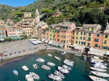 İtalya 'da liguria üzerine Portofino köyünde insansız hava aracı görüntüsü