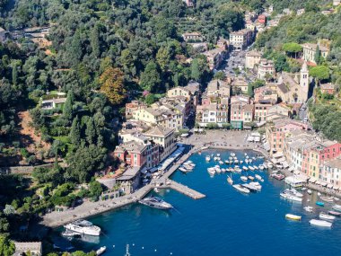 İtalya 'da liguria üzerine Portofino köyünde insansız hava aracı görüntüsü