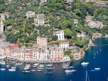 İtalya 'da liguria üzerine Portofino köyünde insansız hava aracı görüntüsü
