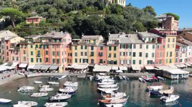 İtalya 'da liguria üzerine Portofino köyünde insansız hava aracı görüntüsü