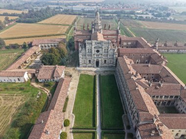 İtalya 'daki Certosa di Pavia manastırında insansız hava aracı görüntüsü