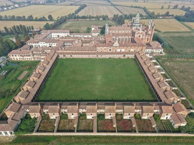 İtalya 'daki Certosa di Pavia manastırında insansız hava aracı görüntüsü