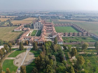 İtalya 'daki Certosa di Pavia manastırında insansız hava aracı görüntüsü