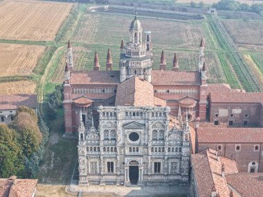 İtalya 'daki Certosa di Pavia manastırında insansız hava aracı görüntüsü