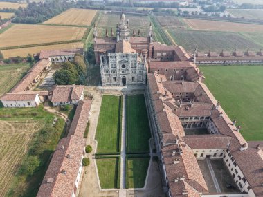 İtalya 'daki Certosa di Pavia manastırında insansız hava aracı görüntüsü