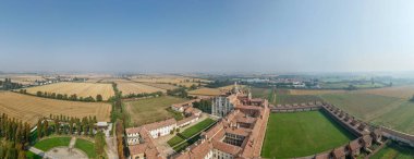 İtalya 'daki Certosa di Pavia manastırında insansız hava aracı görüntüsü