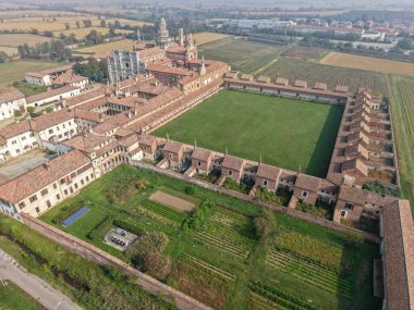 İtalya 'daki Certosa di Pavia manastırında insansız hava aracı görüntüsü