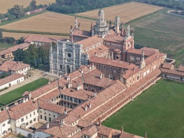 İtalya 'daki Certosa di Pavia manastırında insansız hava aracı görüntüsü