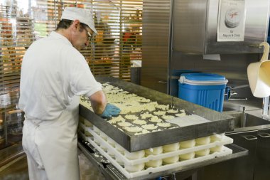 Engelberg adlı bir gösteri süt peynir hazırlama Cheesemaker