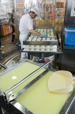 Engelberg adlı bir gösteri süt peynir hazırlama Cheesemaker
