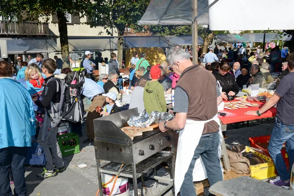 케이블카가을 축제에서 음식을 준비 하는 사람들 — 스톡 사진