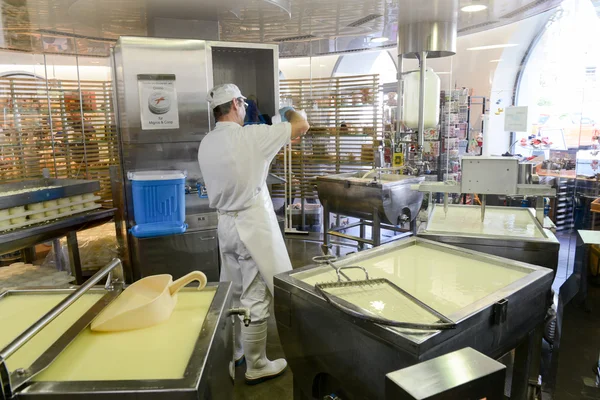 Caseificio preparare il formaggio in un caseificio spettacolo a Engelberg — Foto Stock