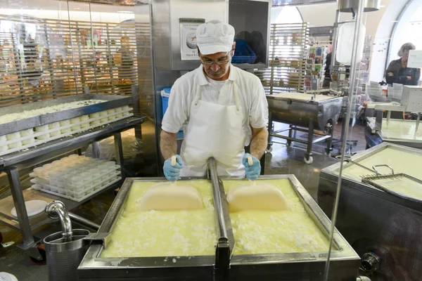 Сыроделы готовят сыр в шоу-молоке в Энгельберге — стоковое фото