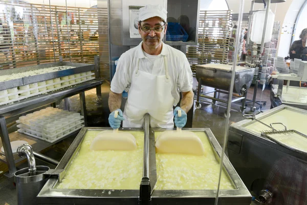 Caseificio preparare il formaggio in un caseificio spettacolo a Engelberg — Foto Stock