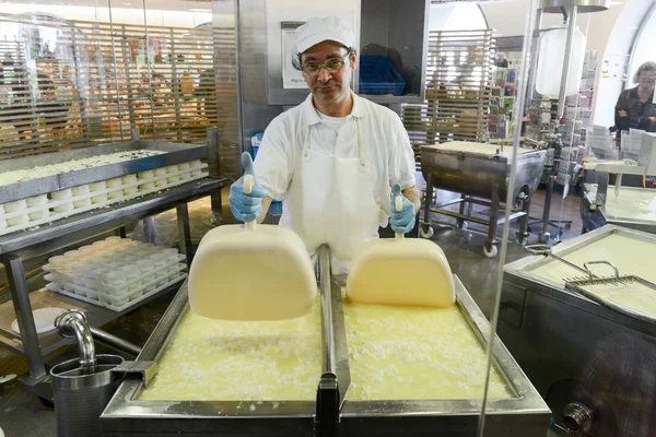 Caseificio preparare il formaggio in un caseificio spettacolo a Engelberg — Foto Stock