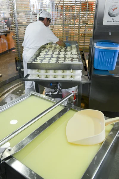 Сыроделы готовят сыр в шоу-молоке в Энгельберге — стоковое фото