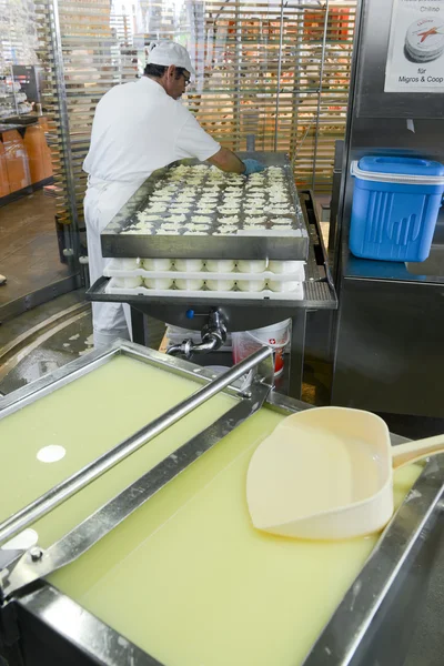 Engelberg adlı bir gösteri süt peynir hazırlama Cheesemaker