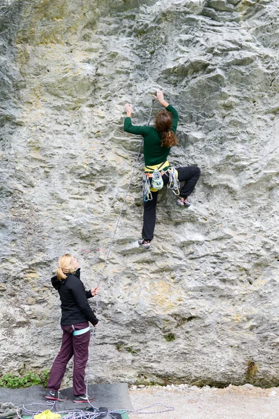 Osoba wspinaczka w skale w Engelberg — Zdjęcie stockowe