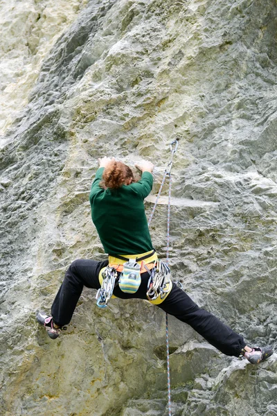 Person klettert auf Felsen am engelberg — Stockfoto