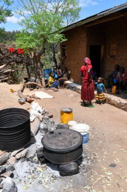 Konso, Etiyopya - 16 Ağustos 2025: Etiyopya 'nın Konso köyünde yürüyen insanlar