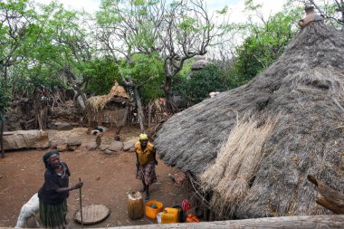 Konso, Etiyopya - 16 Ağustos 2025: Etiyopya 'nın Konso köyünde yürüyen insanlar