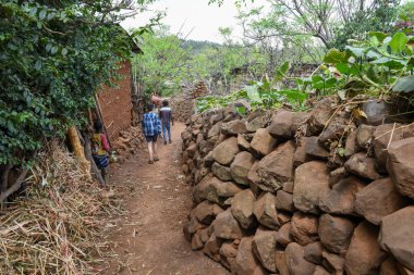 Konso, Etiyopya - 16 Ağustos 2025: Etiyopya 'nın Konso köyünde yürüyen insanlar