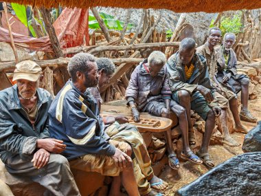 Konso, Etiyopya - 16 Ağustos 2025: Etiyopya 'nın Konso köyünde Mancala oynayan yaşlı adam