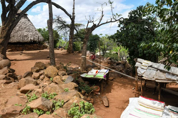 Konso, Etiyopya - 16 Ağustos 2025: Etiyopya 'nın Konso köyünde hediyelik eşya pazarı