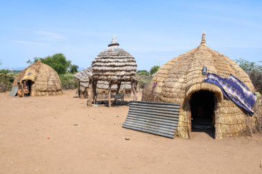 Kangaten, Etiyopya - 14 Ağustos 2025: Etiyopya 'daki Kangaten yakınlarındaki Nyangatom kabile köyüne bakın