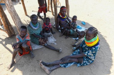 Kangaten, Etiyopya - 14 Ağustos 2025: Etiyopya 'daki Kangaten yakınlarındaki Nyangatom kabile köyünde insanlar