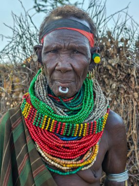 Kangaten, Etiyopya - 14 Ağustos 2025: Etiyopya 'daki Kangaten yakınlarındaki Nyangatom kabilesindeki bir kadının portresi