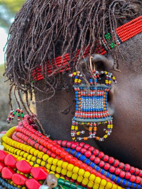 Etiyopya 'daki Kangaten yakınlarındaki Nyangatom kabilesinden bir kadına küpe yakın.