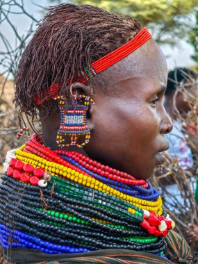 Kangaten, Etiyopya - 14 Ağustos 2025: Etiyopya 'daki Kangaten yakınlarındaki Nyangatom kabilesindeki bir kadının portresi