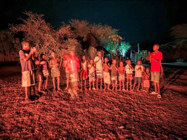 Turmi, Etiyopya - 15 Ağustos 2025: Etiyopya yakınlarındaki Tribal Eco Lodge 'da şarkı söyleyen çocuklar