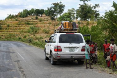 Arba Minch, Etiyopya - 16 Ağustos 2025: Etiyopya 'da Arba Minch' e ulaşmak için dağlardaki turist arabası