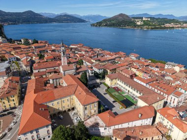 Arona, İtalya - 6 Eylül 2025: İHA görüntüsü İtalya 'daki Maggiore Gölü üzerindeki Arona köyünde