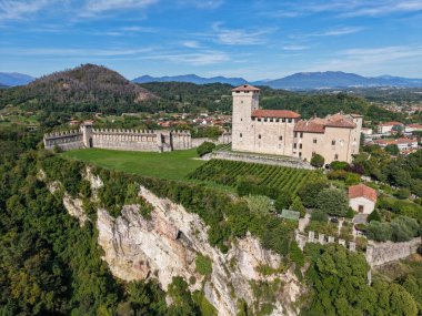 İtalya 'daki Maggiore Gölü' ndeki Angra şatosunun insansız hava aracı görüntüsü
